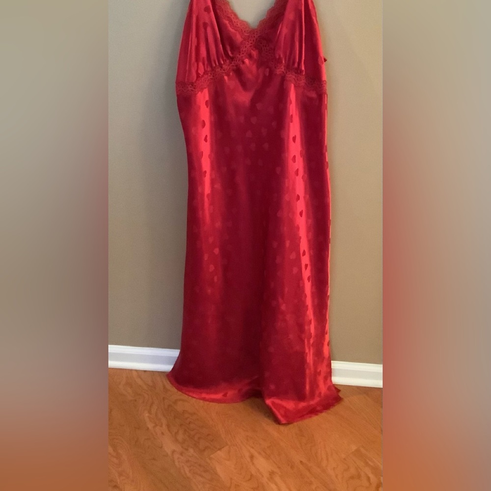 Jaclyn Smith size 2X long red with hearts negligee